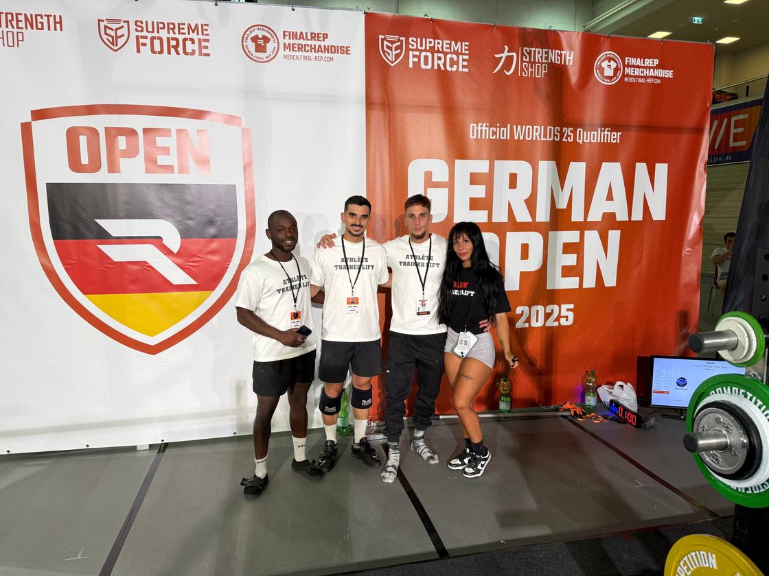 Yanis avec un de ses athlètes, Open d'Allemagne 2025 - Street lifting