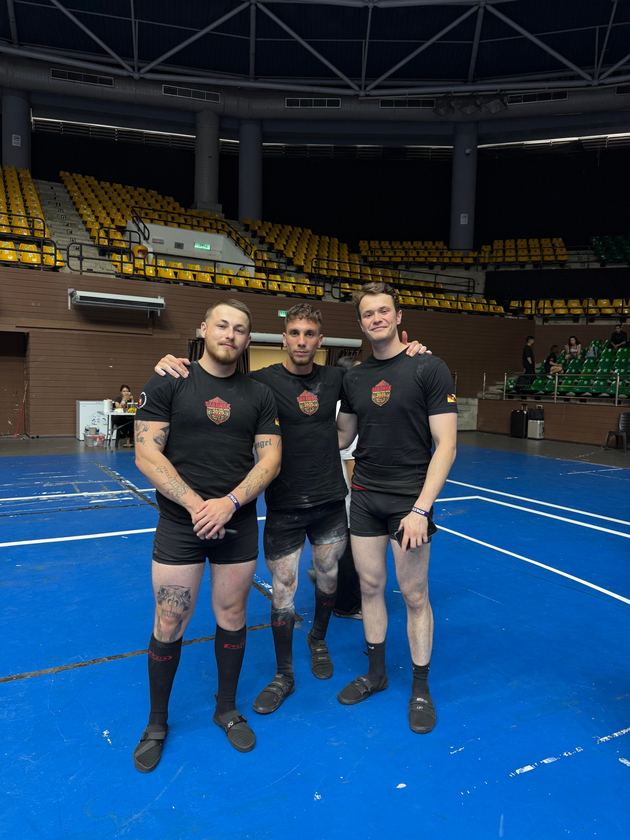 Yanis avec un de ses athlètes, Open de Malaisie 2025 - Powerlifting