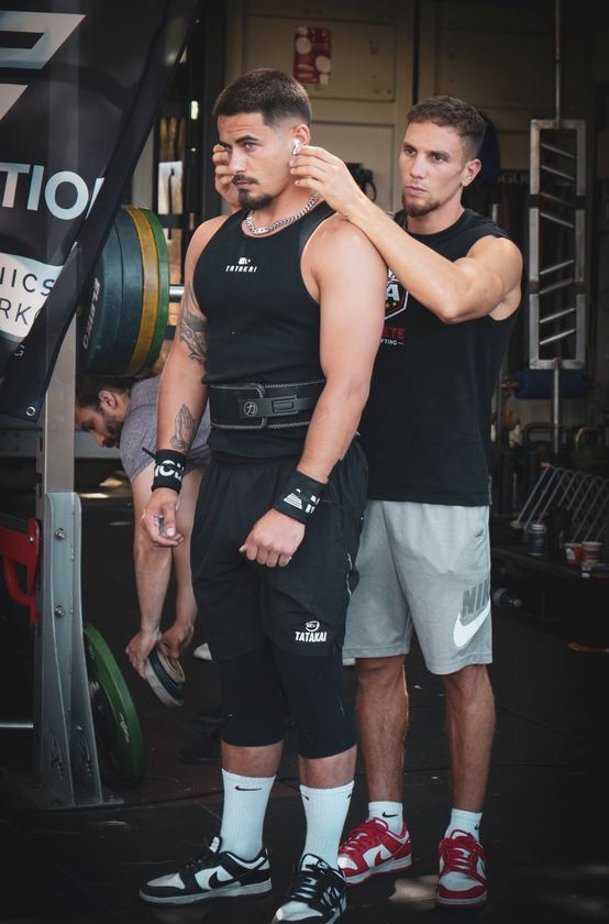 Yanis avec un de ses athlètes, Open du Portugal 2026 - Street lifting