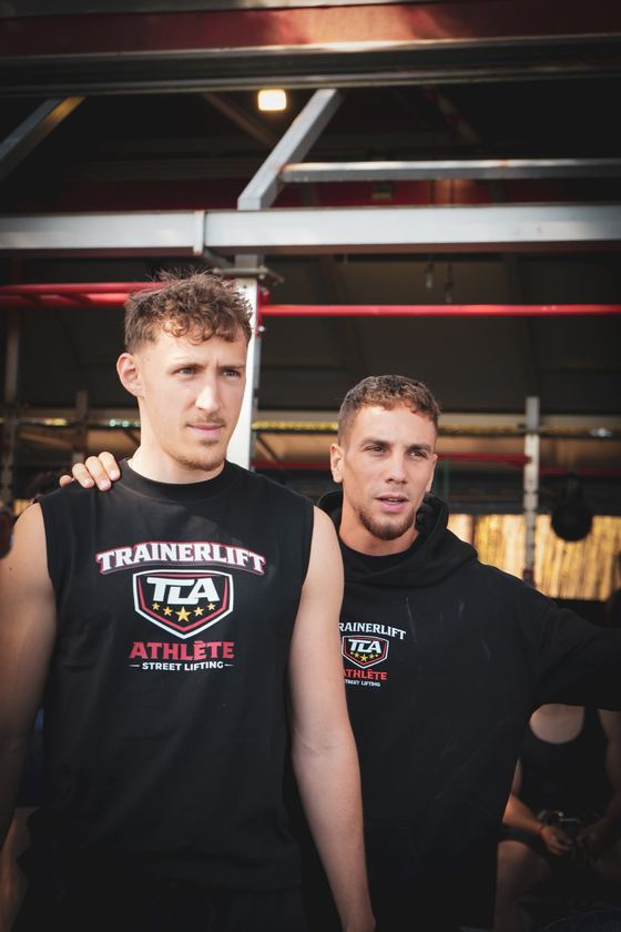 Yanis avec un de ses athlètes, Open du Portugal 2026 - Street lifting