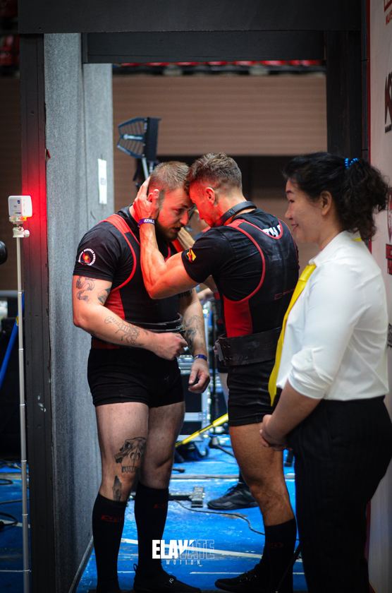 Yanis avec un de ses athlètes, Open de Malaisie 2025 - Powerlifting
