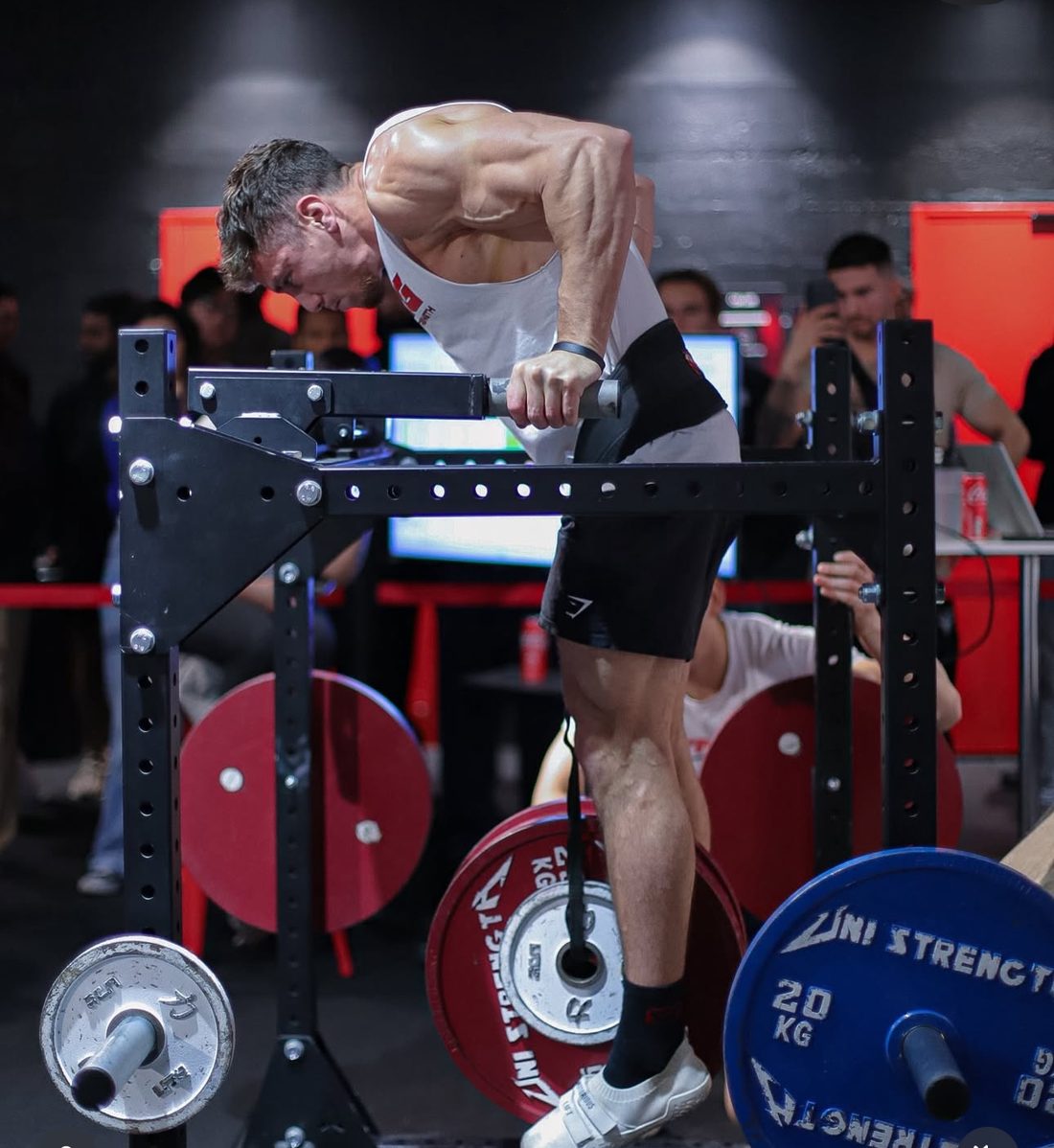 Yanis aux dips lestés en compétition de street lifting